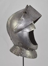 Casque médiéval fermé
