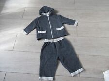 Gilet zippé à capuche gris foncé + pantalon 12 mois