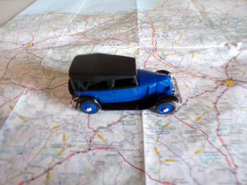 Renault bleue hachette - bleue,