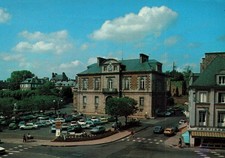 Avranches - La place de l'hôtel de ville Citroen GS Peugeot 504 Renault R5