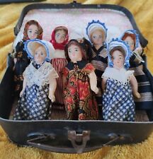 Poupées anciennes - Lot de 7 Mignonettes de 13cm dans valisette ancienne