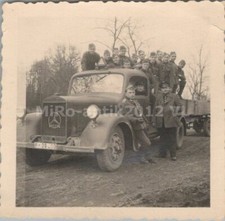 Photo, troupe avec camion à