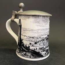 Importante chope à bière en faïence, illustration marquée Amberg, siglée Kaiser