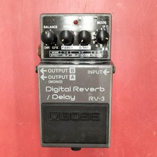 Pédale d'effets de guitare Boss RV-3 Digital Reverb utilisée