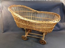 Ancien landeau de poupée en osier sur roulettes en bois jouet ancien