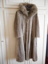 manteau long pleine fourrure en RAGONDIN GRIS et col en RENARD ARGENTÉ