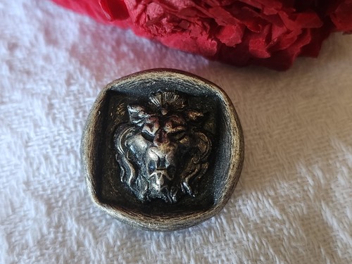 Ancien bouton tete - , lion