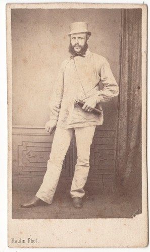 Homme avec longue vue