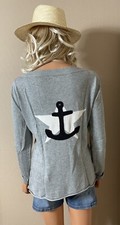 Pull gris motifs au dos 15%