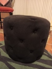 joli pouf noir capitonné