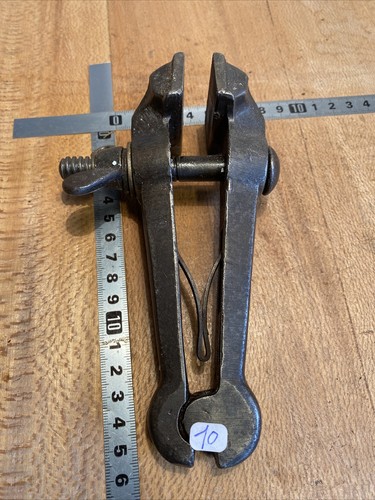 Etau old tool outil ancien - etau,