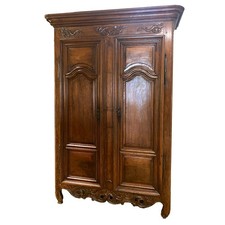 Armoire en noyer sculpté
