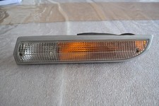 Feu avant gauche, bicolore et