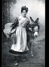 BOURBONNAISE (03) FEMME PAYSANNE costumée avec PANIER en osier & ANE en 1911