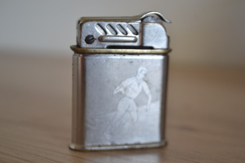 Ancien briquet essence - à,
