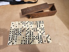 Jeu de dominos anciens en os