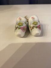 PAIRE DE PETITS SABOTS EN PORCELAINE DECOR FLORAL LIMOGES