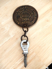 porte clé shell de pompe a essence , bidon d'huile ancien , no émaillée  ,