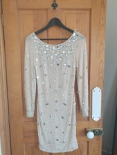 Robe à paillettes et bijoux