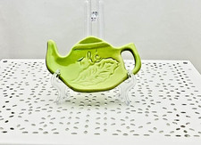 repose-sachet de thé céramique vert motif relief feuille et thé 11 x7 cm env