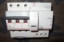 DISJONCTEUR 407832 DIFFERENTIEL 410474 LEGRAND TRIPHASE 32A 300mA AC, COURBE C