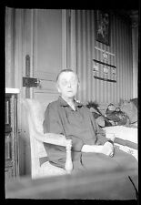 Vieille dame assise fauteuil -