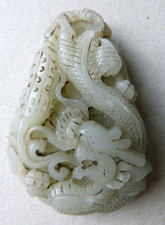 Dragon statuette amulette en jade céladon Chine 19e siècle début 20e China