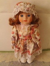 🎎 POUPÉE ROUSSE - EN BOÎTE - TAILLE : 25 CM - EN BON ÉTAT