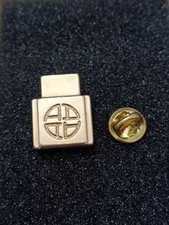 Pin's Pins Pin Enamel 45 Métal Doré 2D Mode Marque Parfum  "AURIEGE" 