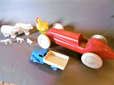 8 jouets plastique années 60/ Moutons / camion/ voiture de course/ Poule