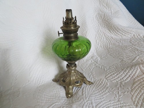 Ancienne lampe pétrole en - à,