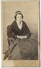 photo cdv une jolie arlésienne vers 1860 - Arles - jupon ruban Arles costume