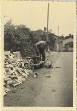 PHOTO ANCIENNE - VINTAGE SNAPSHOT - BOIS BROUETTE TRAVAIL CORVÉE - WOOD WORK