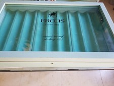 Jolie Vitrine de magasin  de présentation couvert Argent de la Marque ERCUIS