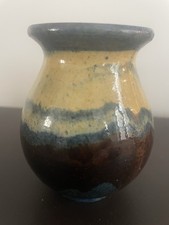 Beau Petit Vase Signé Aegitna Vallauris Années 50 décor émaillétons ocre bleu