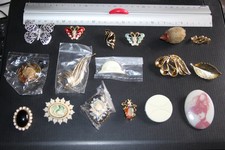 Lot de 17 broches ramenées de voyages entre 1960 et 2010