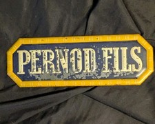 Plaque PERNOD FILS, Tôle Emboutie Peinte,  34.5 x 12 cm Original, État Correct