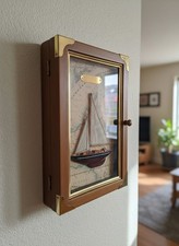 Armoire à Clés Murale Nautique Élégante avec Voilier 3D sur Carte Ancienne