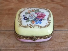 Boîte pilulier mouche en porcelaine peinte