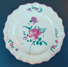 Moustiers (Ferrat), assiette avec un décor de fleurs N°2, 18ème