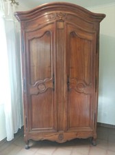 Tres belle armoire à chapeau de gendarme de style Louis XV en noyer massif  