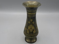 Vase en métal avec fleurs gravées