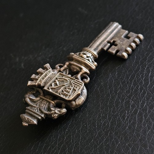 Broche clé armes ville - broche,
