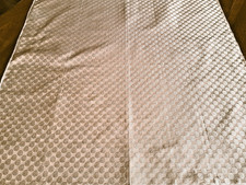 Tissus  "Manufacture  LE MANACH" en lin brodé or - 68 cm x 68 cm