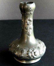 Vase en étain, décor de roses, signé A. Chezal. 