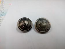 Deux anciens boutons en métal