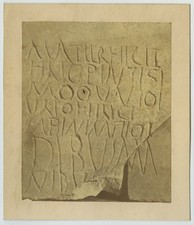 Épitaphe sur plaque funéraire romaine. Tirage albuminé 1870-80.