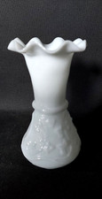 ANCIENNE OPALINE DE FOIRE PETIT VASE BLANC COL DENTELLE DECOR  LIERRE MEDAILLON