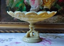 ANCIENNE COUPE EN OPALINE COULEUR MASTIC DÉCOR GUI