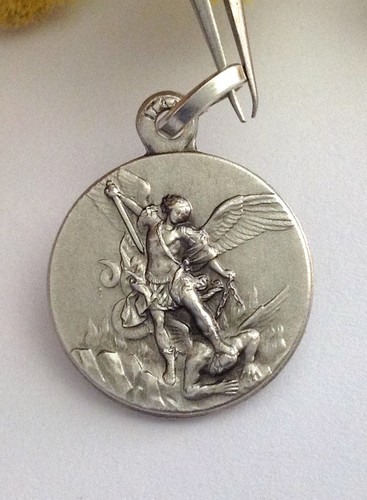 Petite médaille saint michel - petite,